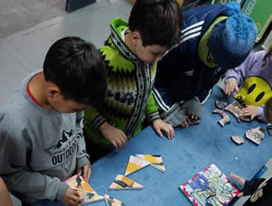 Niños con rompecabezas